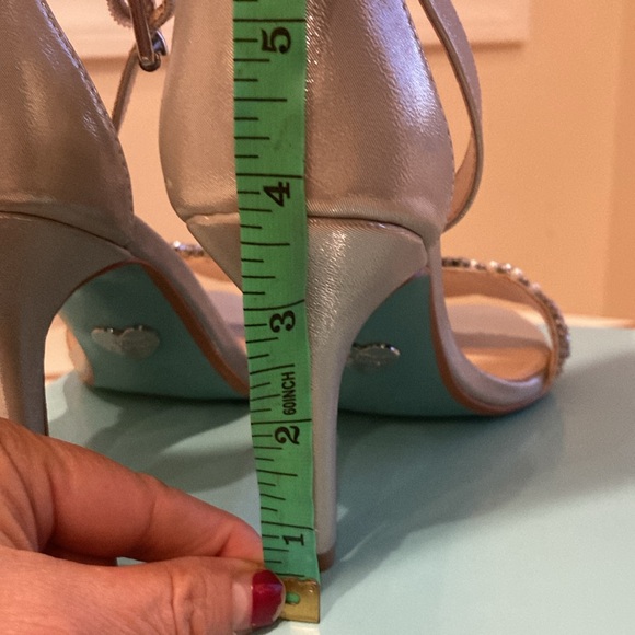 ❤️- NIB! New Listing! BETSY JOHNSON Juno Strappy Sanadal Silver 8.5 - Picture 13 of 16